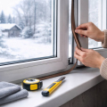 Aislar ventanas en invierno: burletes, cintas y soluciones DIY para ahorrar en calefacción