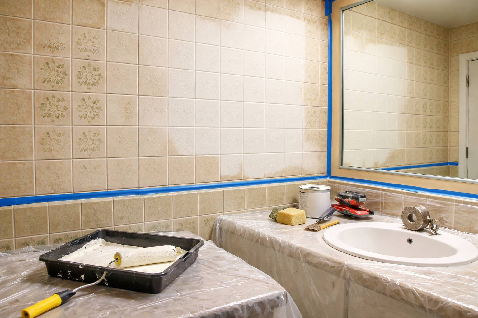 Cómo pintar azulejos del baño: imprimación, pintura y sellado para que dure
