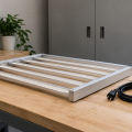 Panel de iluminación LED sobre una mesa de trabajo junto a un cable recogido