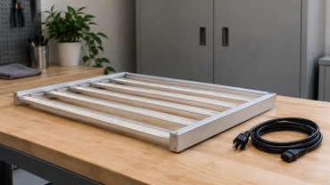 Panel de iluminación LED sobre una mesa de trabajo junto a un cable recogido